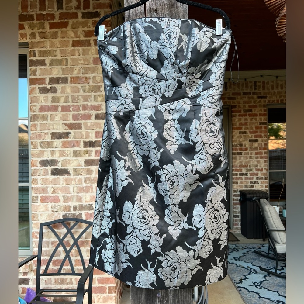 NWT White House Black Market. Beautiful strapless black/silver cocktail. Sz 8.